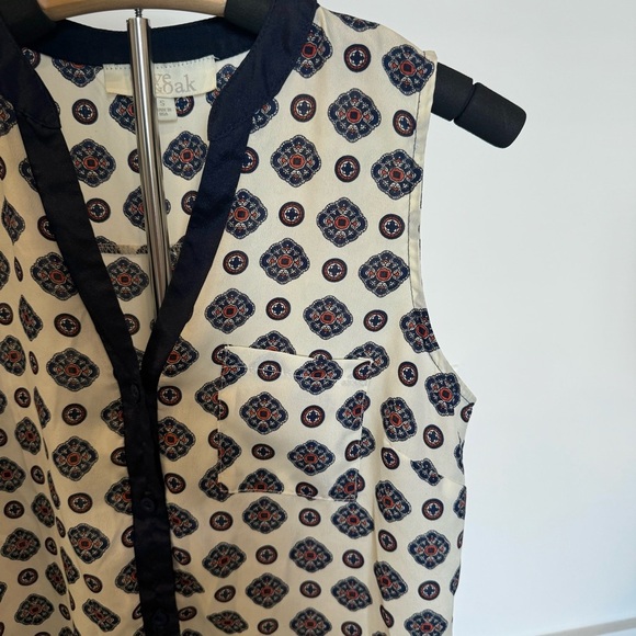Olive & Oak | White and Blue Patterned Sleeveless Blouse Small - Picture 4 of 5